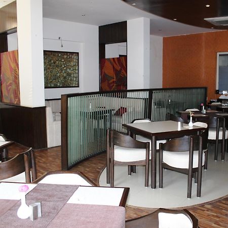 Inderlok Hotel Dehradun Ngoại thất bức ảnh